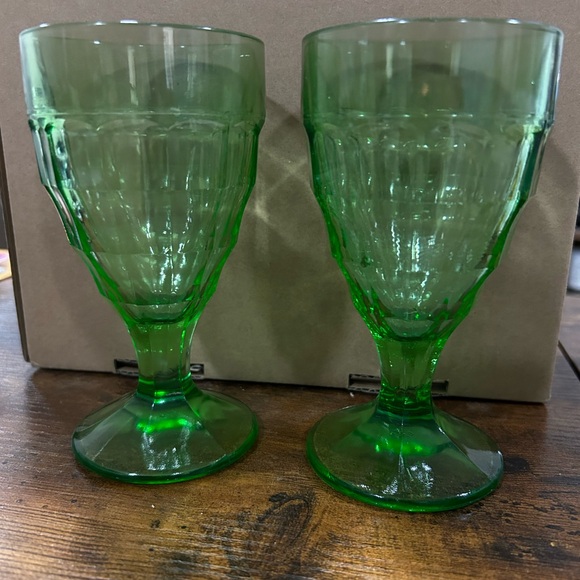 Pair of 1930s uranium Colonial Block Footed Tumblers - Picture 7 of 9